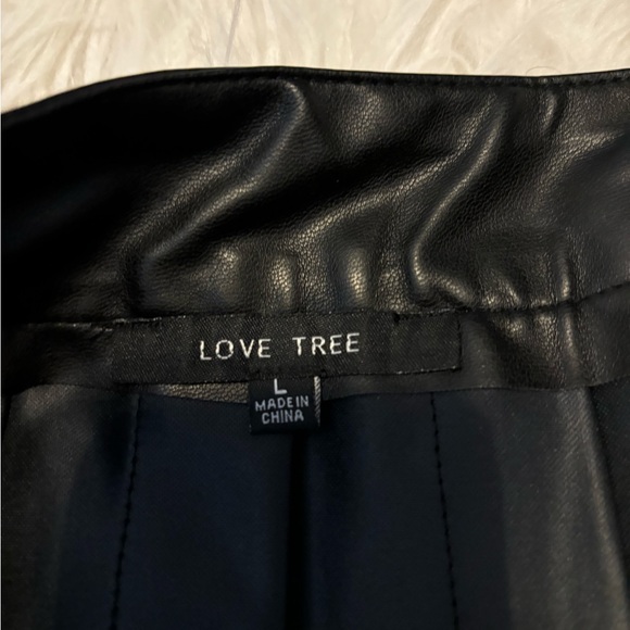 Woman’s Black faux pleated leather skirt - Picture 7 of 9